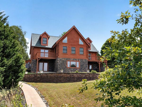 104 Pebble Brook LN, Moneta, VA 24121
