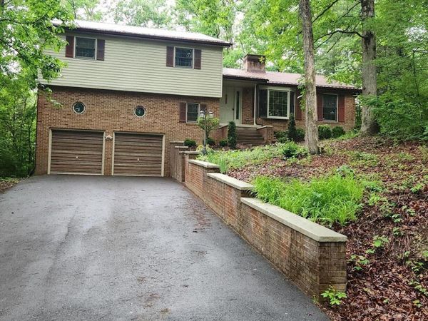 902 White Oak DR, Covington, VA 24426