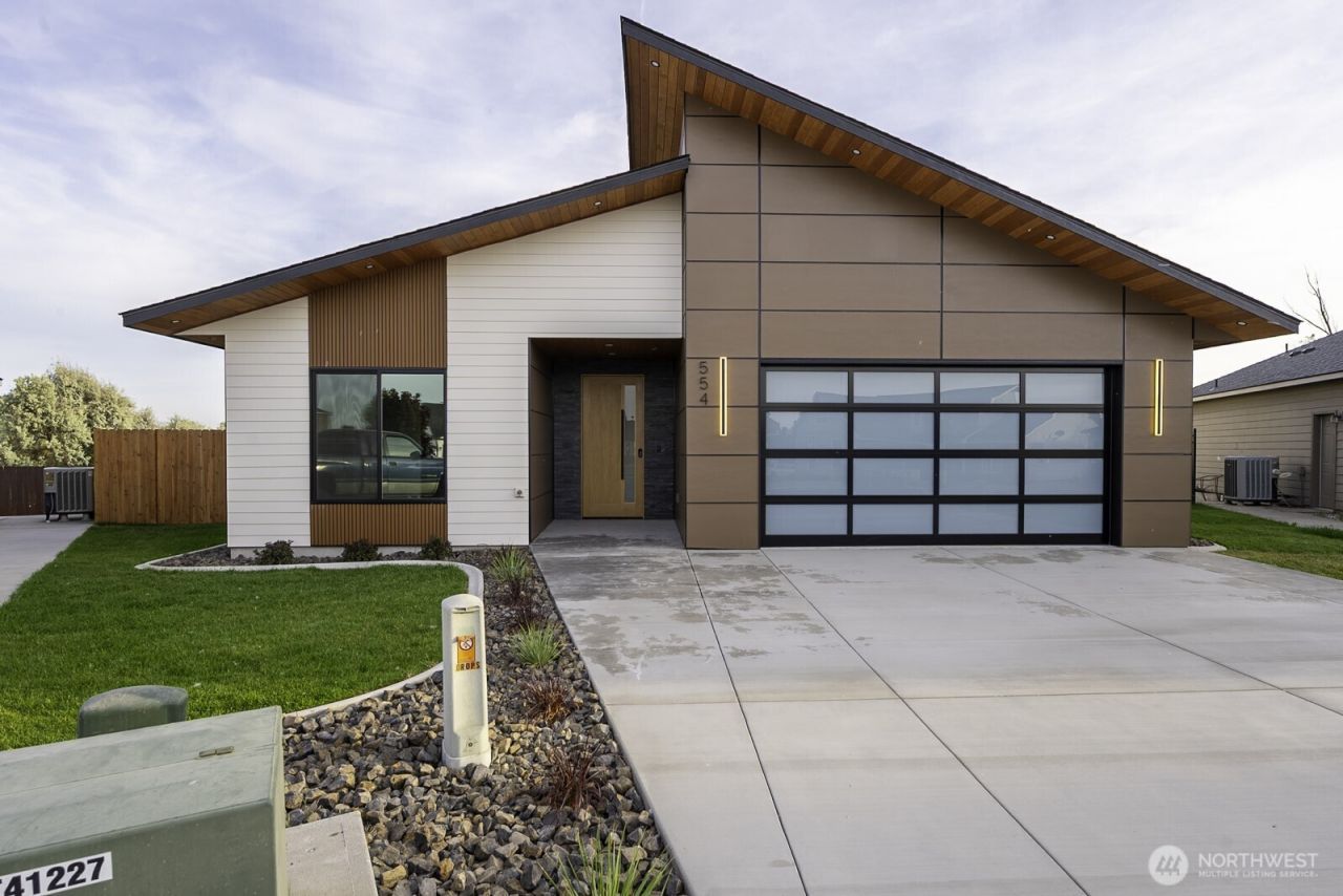 554 N Sparrow Lane, Moses Lake, WA 98837 Main Photo