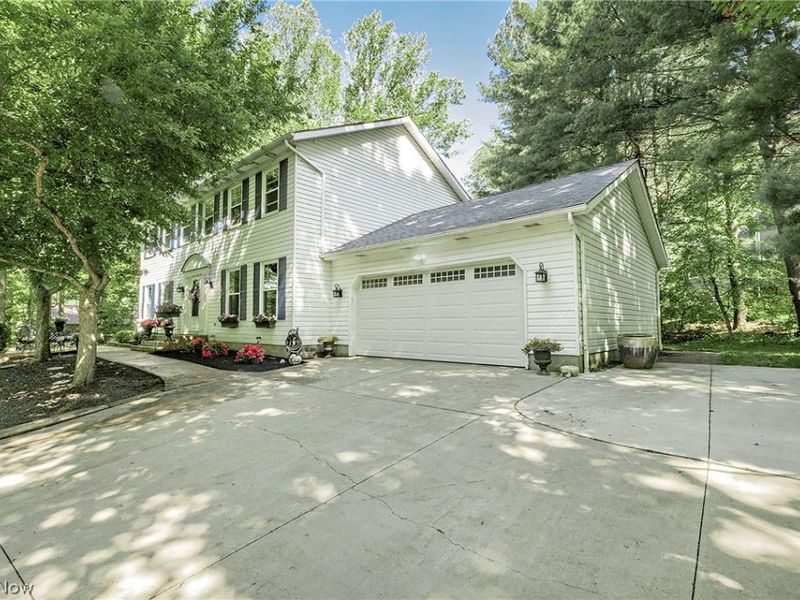 8290 Pine Creek Court, Chagrin Falls, OH 44023 Photo 2