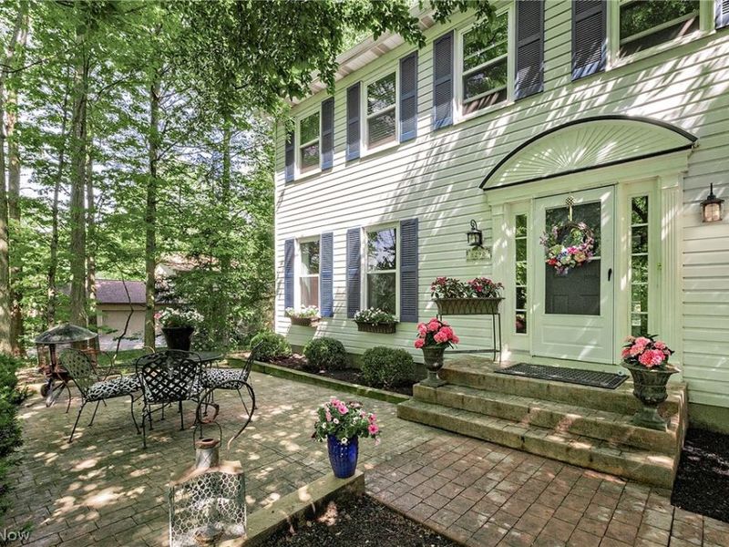 8290 Pine Creek Court, Chagrin Falls, OH 44023 Photo 3
