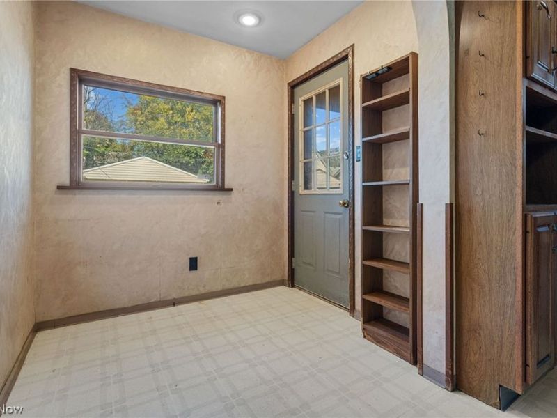 10326 Thrush Avenue, Cleveland, OH 44111 Photo 10