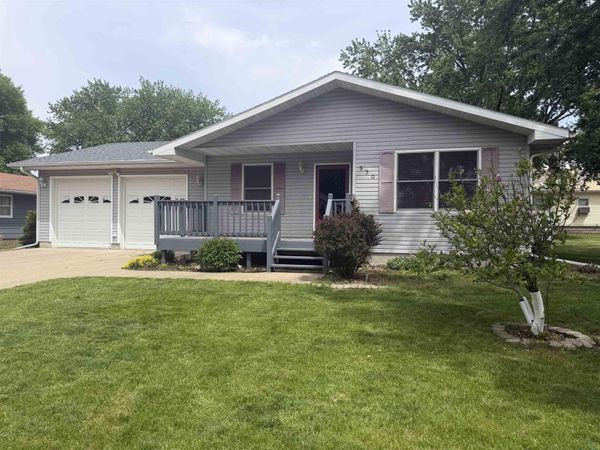530 S 5th St, Akron, IA 51001