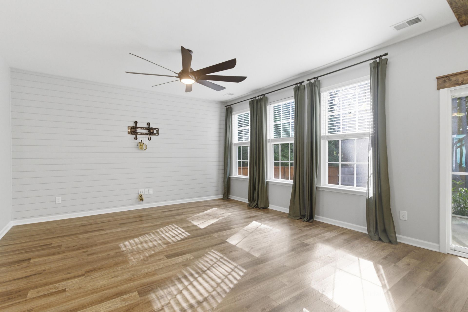125 Caleb Court Photo 17
