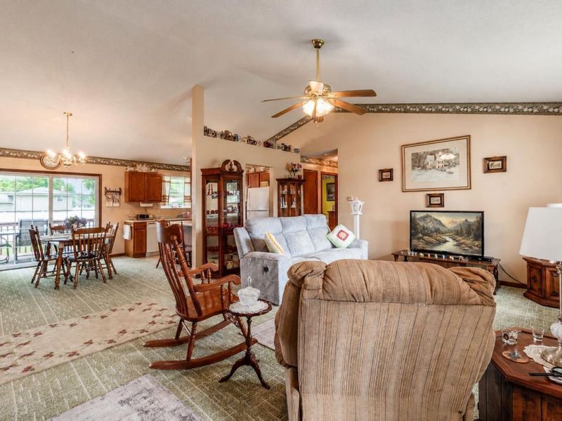 1950 Patrick Drive E, Newark, OH 43055 Photo 3
