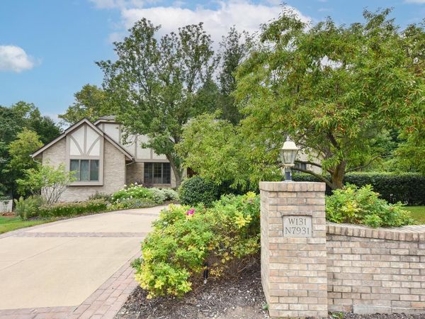 W131N7931 Country Club COURT, Menomonee Falls, WI 53051