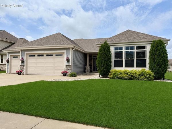 1460 Prairie Creek BOULEVARD, Oconomowoc, WI 53066