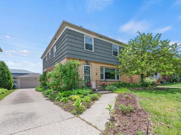 8831 W Hawthorne AVENUE, Unit 8833, Wauwatosa, WI 53226