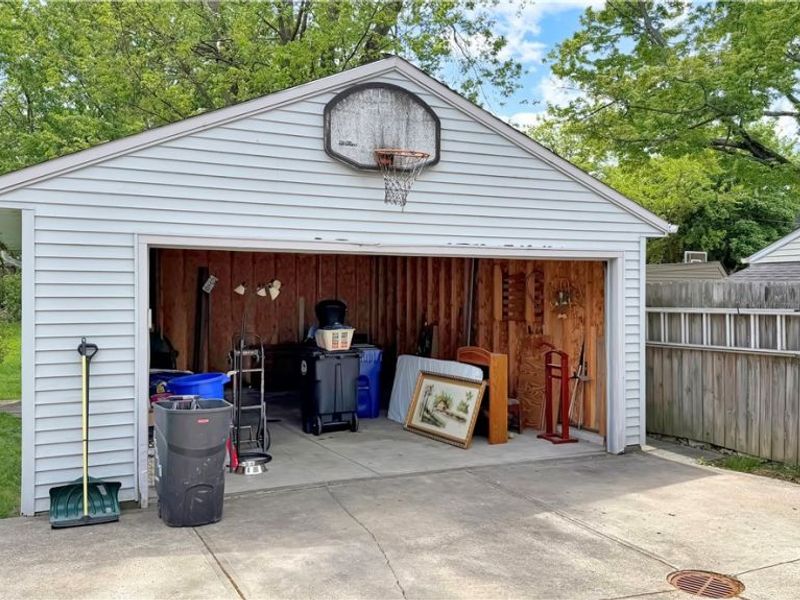 16901 W Park Road, Cleveland, OH 44111 Photo 14
