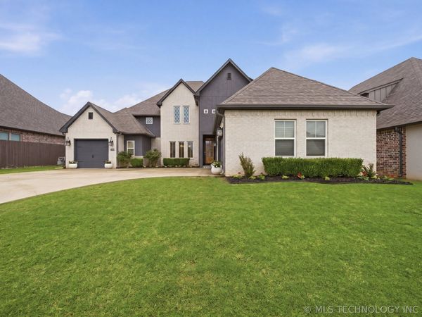 8729 S Phoenix Place W, Tulsa, OK 74132