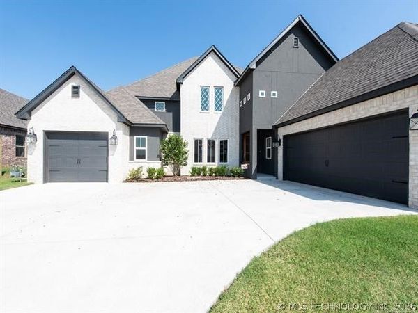 8729 S Phoenix Place W, Tulsa, OK 74132
