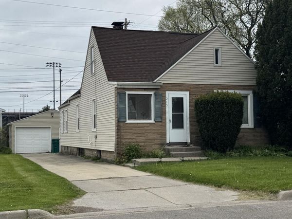 215 Hungerford Street, Lansing, MI 48917