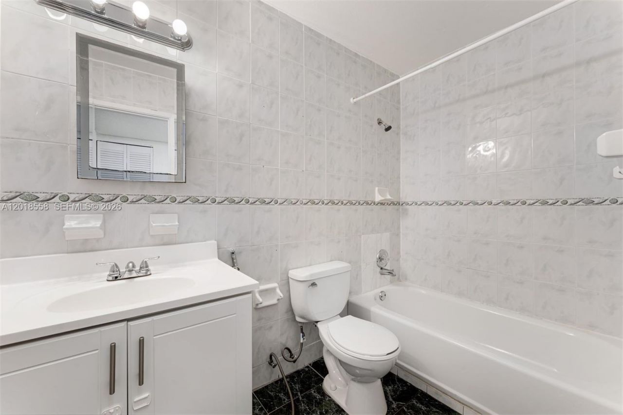 1950 W 54th St, Unit 412, Hialeah, FL 33012 Photo