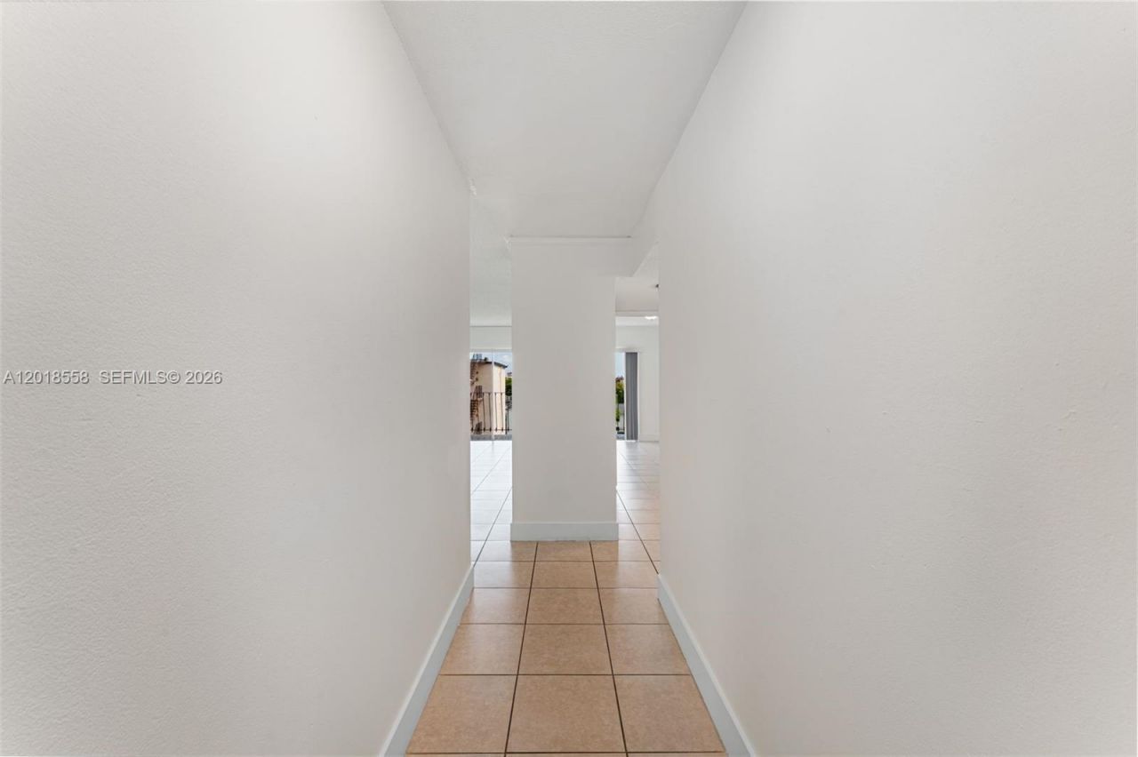 1950 W 54th St, Unit 412, Hialeah, FL 33012 Photo