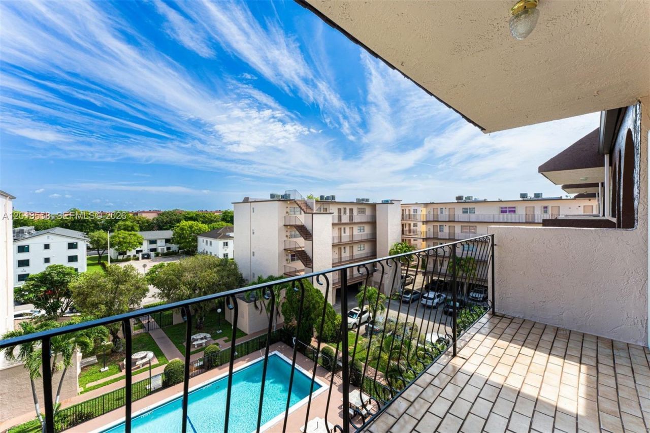 1950 W 54th St, Unit 412, Hialeah, FL 33012 Photo