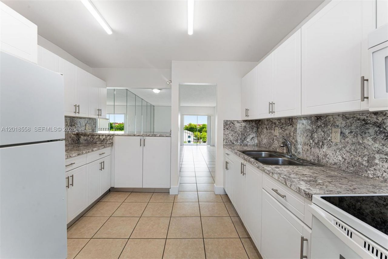 1950 W 54th St, Unit 412, Hialeah, FL 33012 Photo