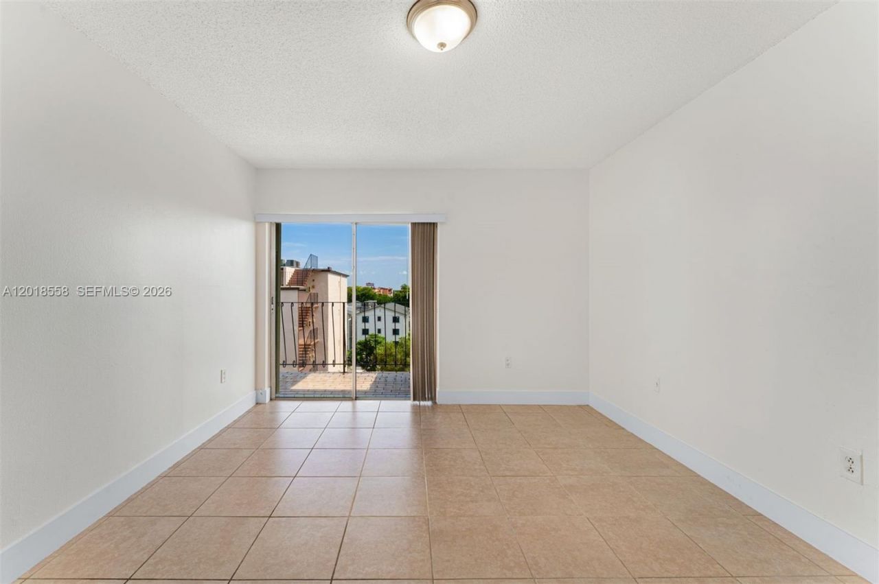 1950 W 54th St, Unit 412, Hialeah, FL 33012 Photo