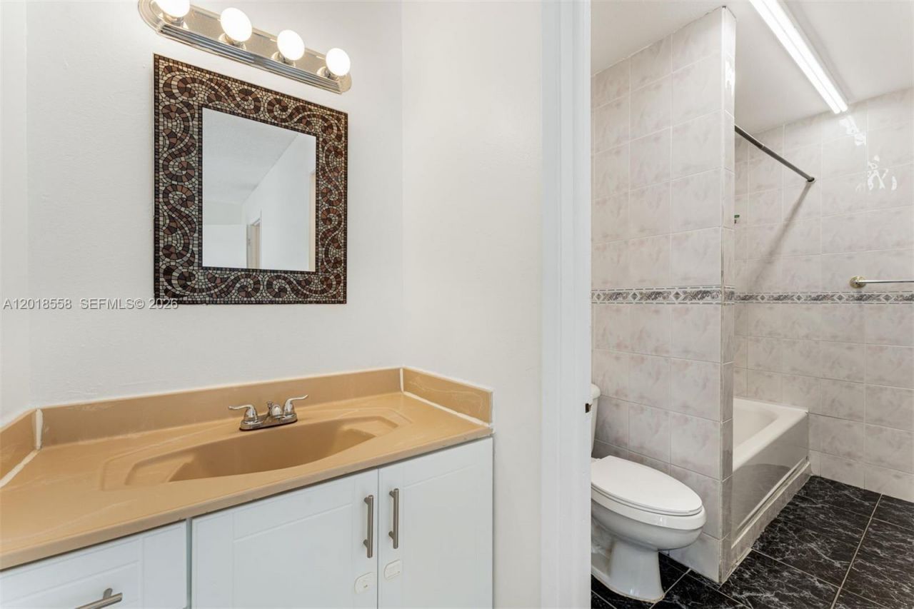 1950 W 54th St, Unit 412, Hialeah, FL 33012 Photo
