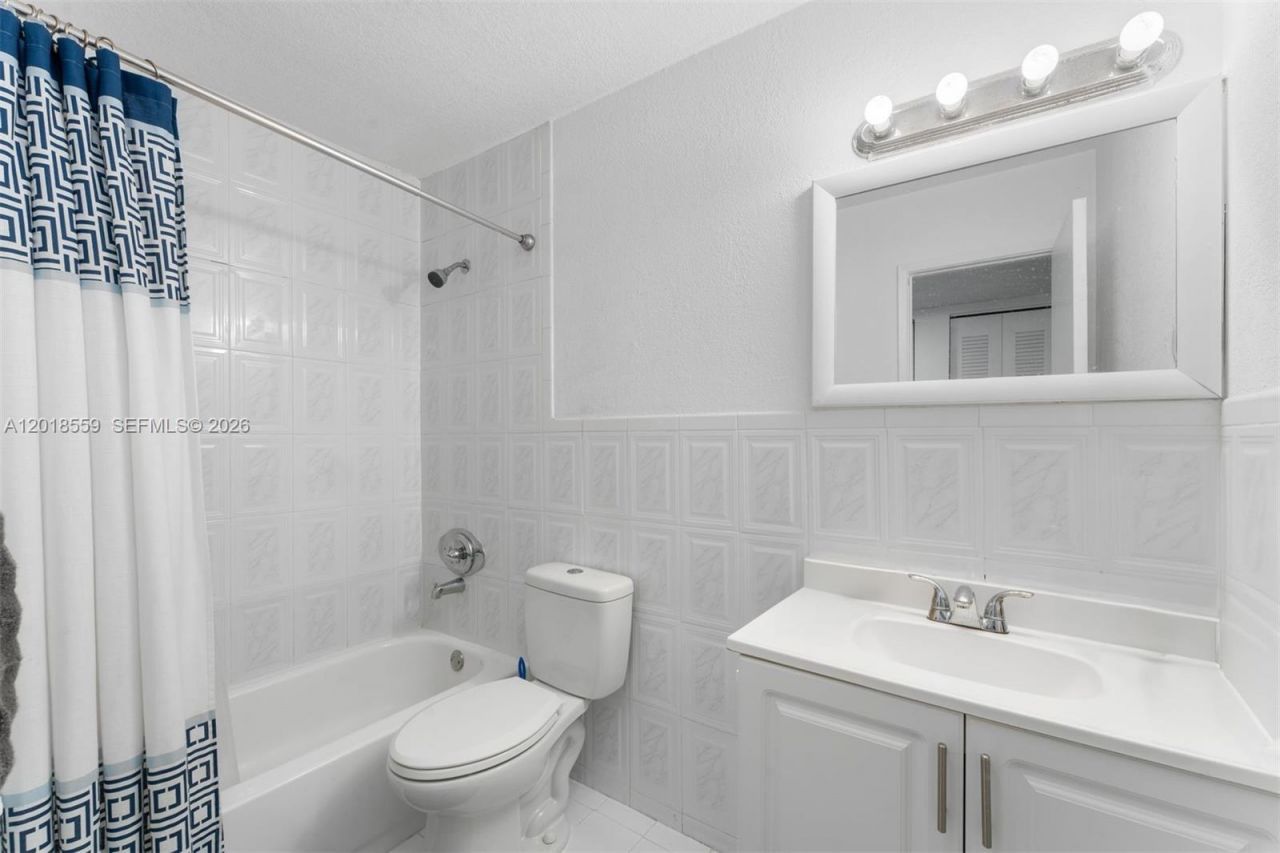 1950 W 54th St, Unit 406, Hialeah, FL 33012 Photo