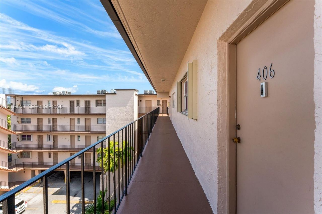 1950 W 54th St, Unit 406, Hialeah, FL 33012 Photo
