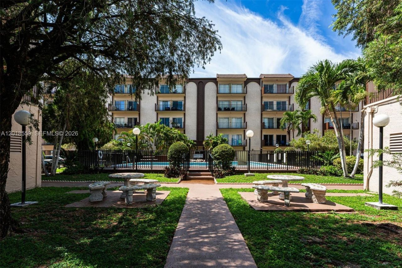 1950 W 54th St, Unit 406, Hialeah, FL 33012 Photo