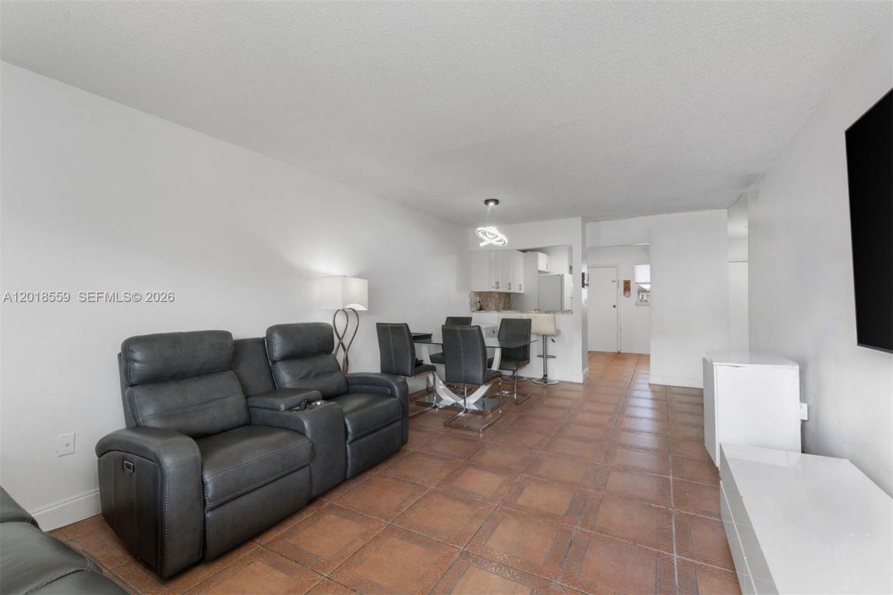 1950 W 54th St, Unit 406, Hialeah, FL 33012 Photo