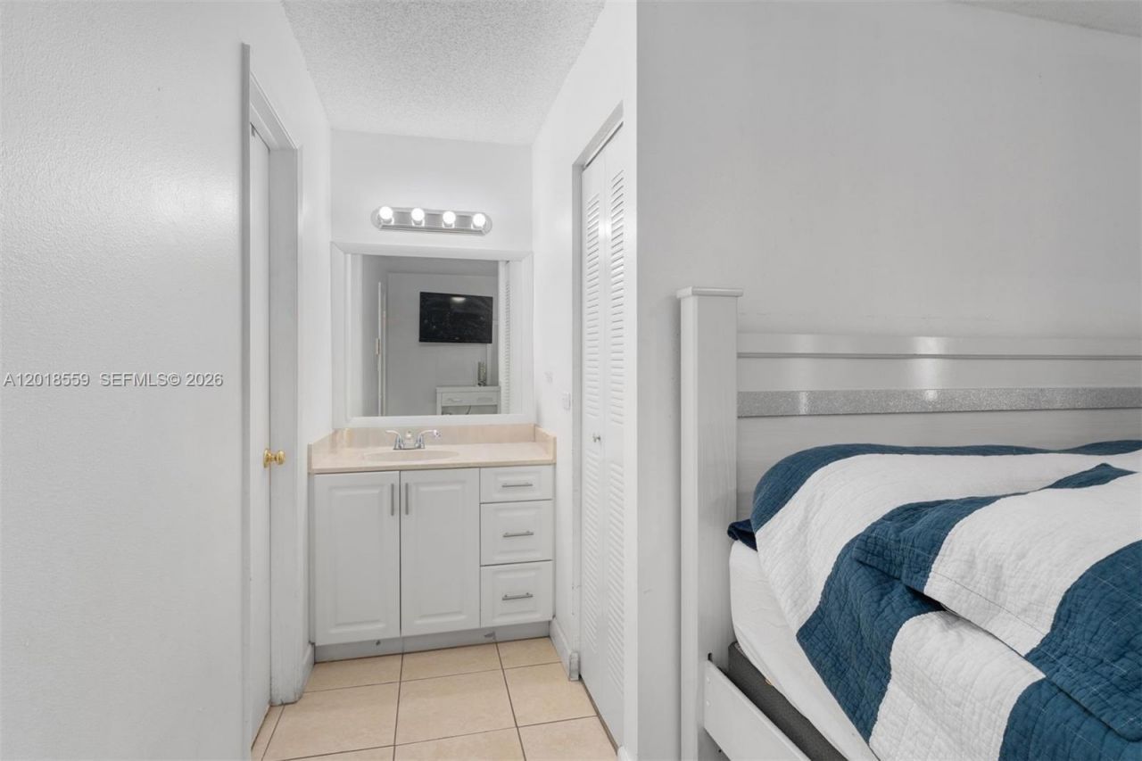 1950 W 54th St, Unit 406, Hialeah, FL 33012 Photo
