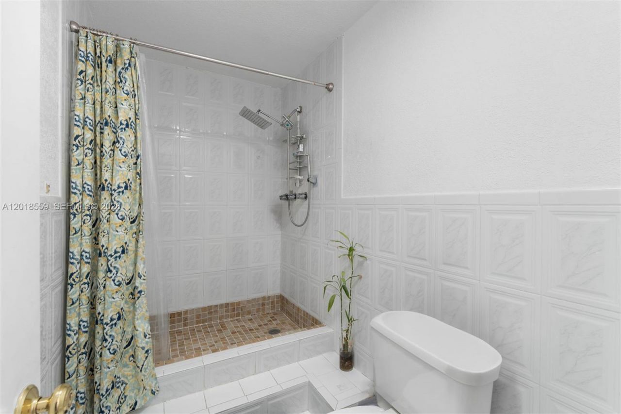 1950 W 54th St, Unit 406, Hialeah, FL 33012 Photo