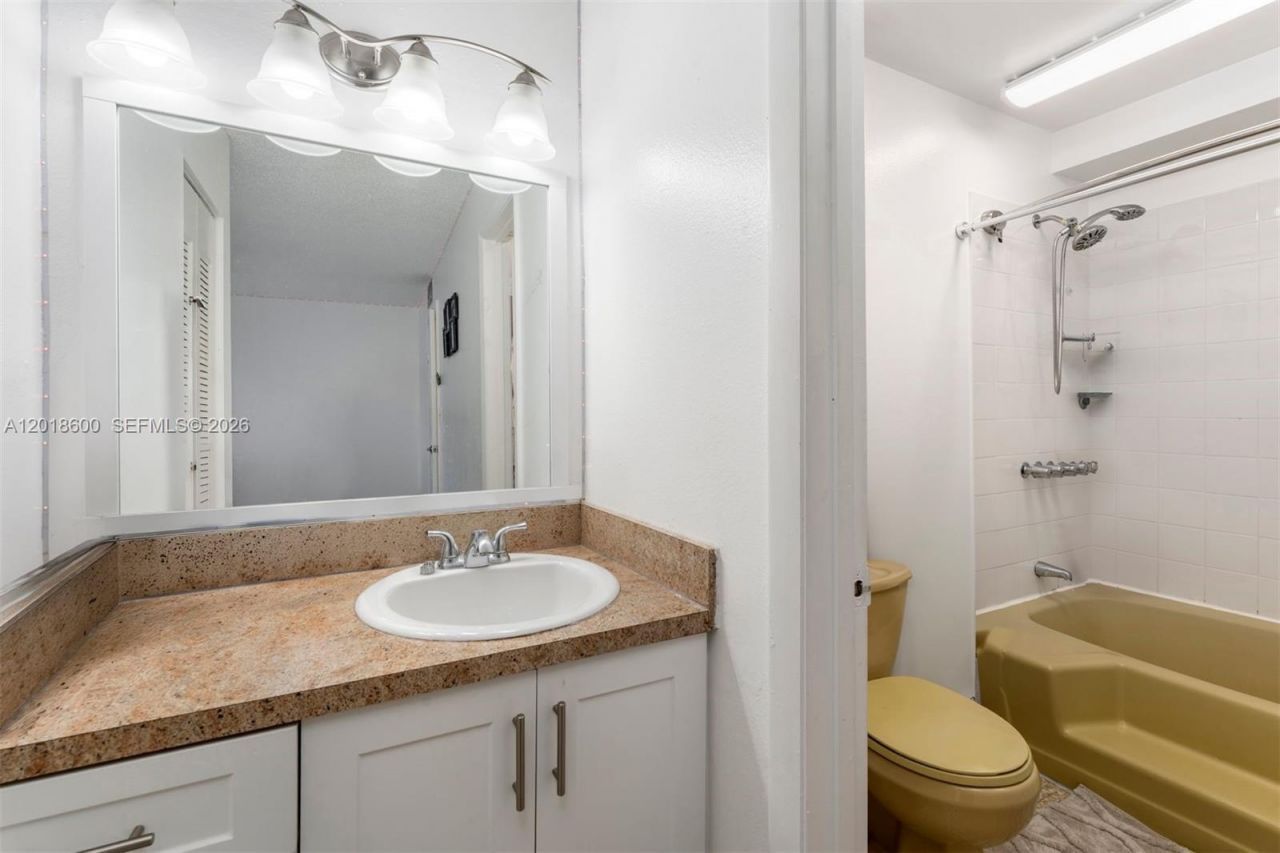 1900 W 54th St , Unit 220, Hialeah, FL 33012 Photo
