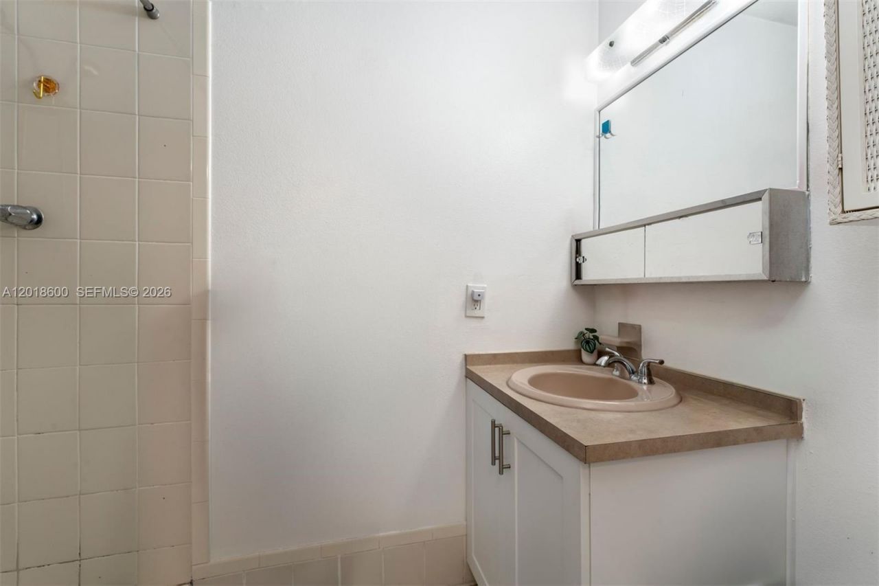 1900 W 54th St , Unit 220, Hialeah, FL 33012 Photo