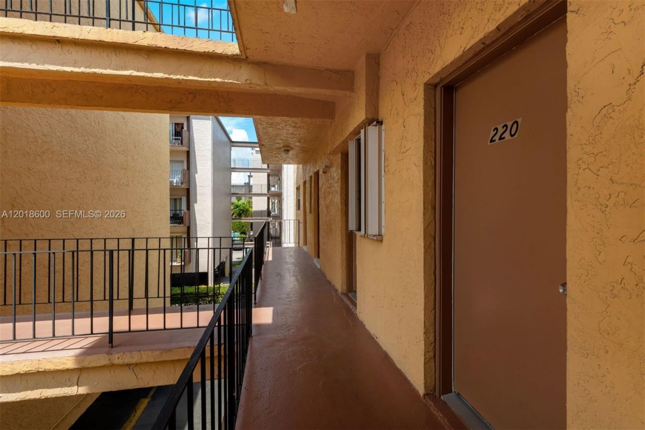 1900 W 54th St , Unit 220, Hialeah, FL 33012 Photo