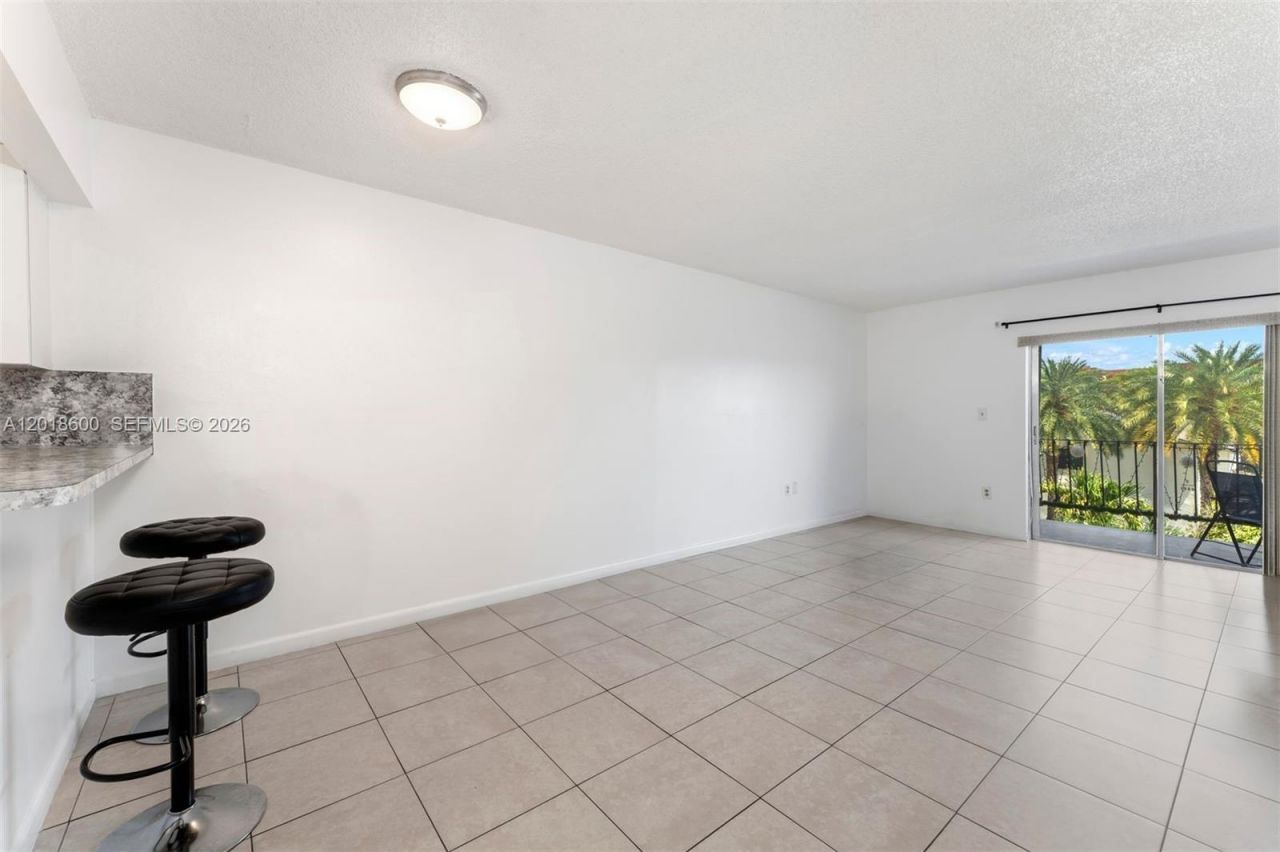1900 W 54th St , Unit 220, Hialeah, FL 33012 Photo