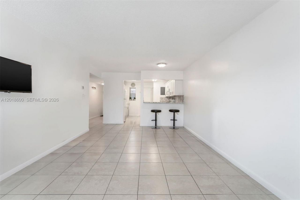 1900 W 54th St , Unit 220, Hialeah, FL 33012 Photo