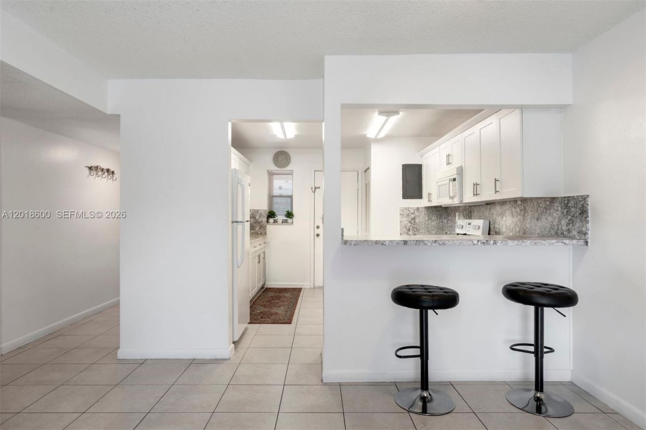 1900 W 54th St , Unit 220, Hialeah, FL 33012 Photo