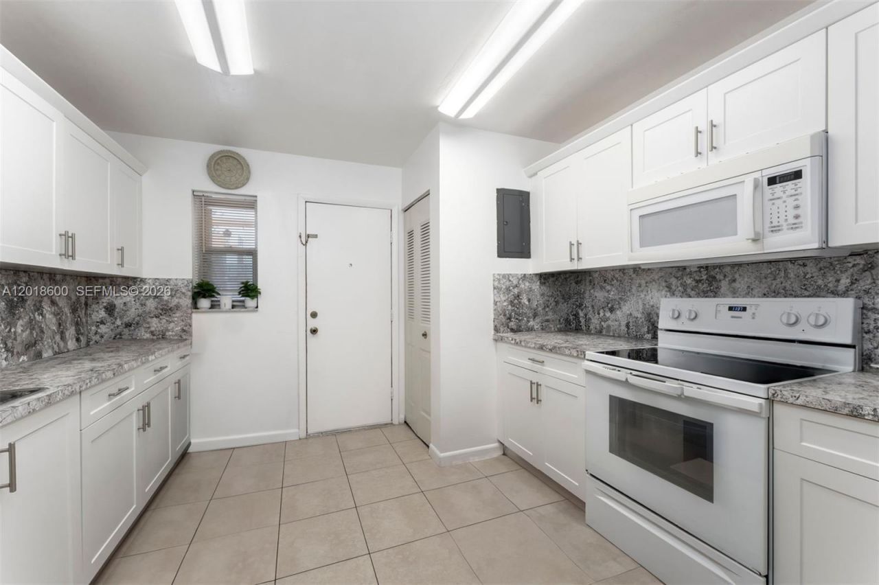 1900 W 54th St , Unit 220, Hialeah, FL 33012 Photo