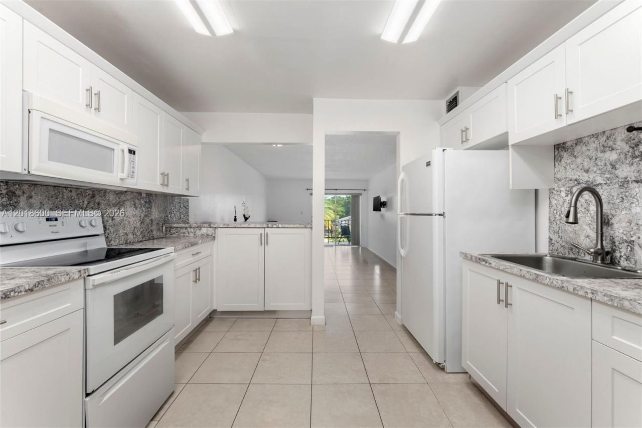 1900 W 54th St , Unit 220, Hialeah, FL 33012 Photo