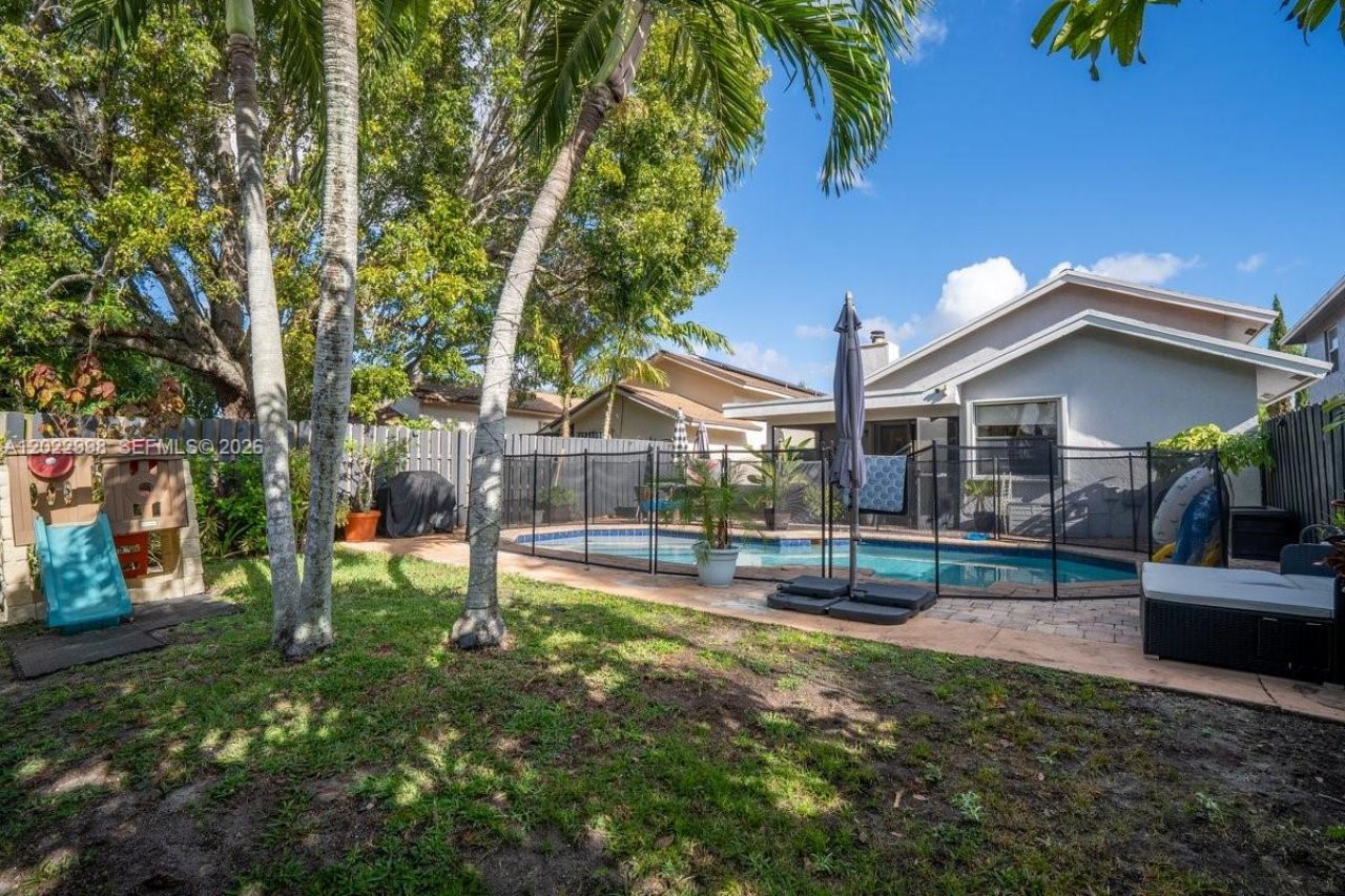575 Lakeside Cir , Sunrise, FL 33326 Photo
