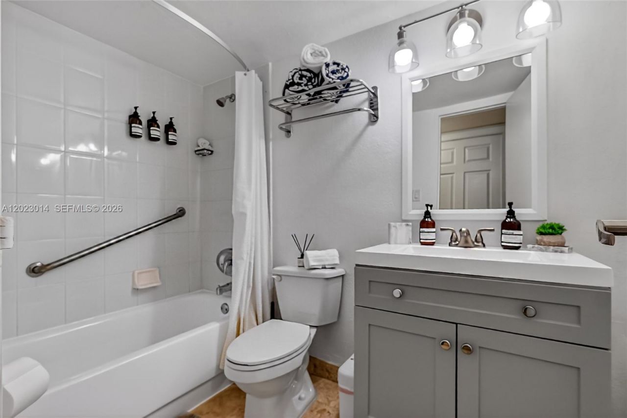19201 Collins Ave, Unit 949, Sunny Isles Beach, FL 33160 Photo