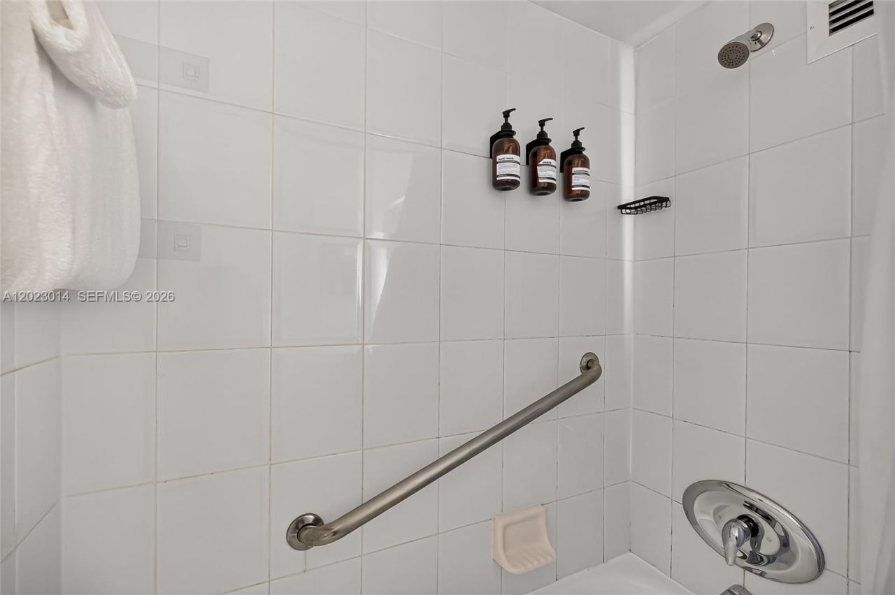 19201 Collins Ave, Unit 949, Sunny Isles Beach, FL 33160 Photo