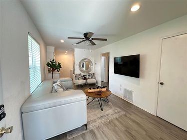 807 W Broadus Avenue, Fort Worth, TX 76115