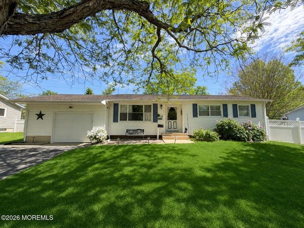 35 Drexel Drive, Jackson, NJ 08527