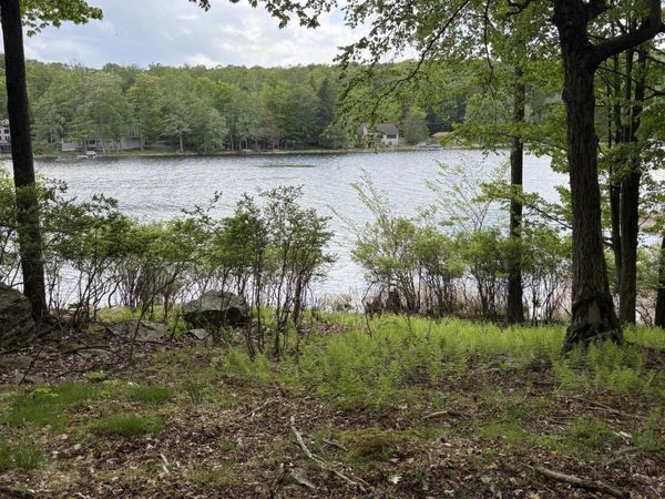 1 E 13 E Shore Drive , Hawley, PA 18428