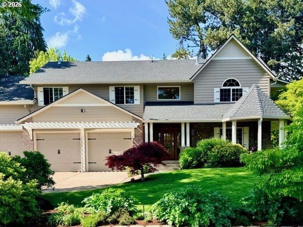 565 SHELOKUM DR, Silverton, OR 97381