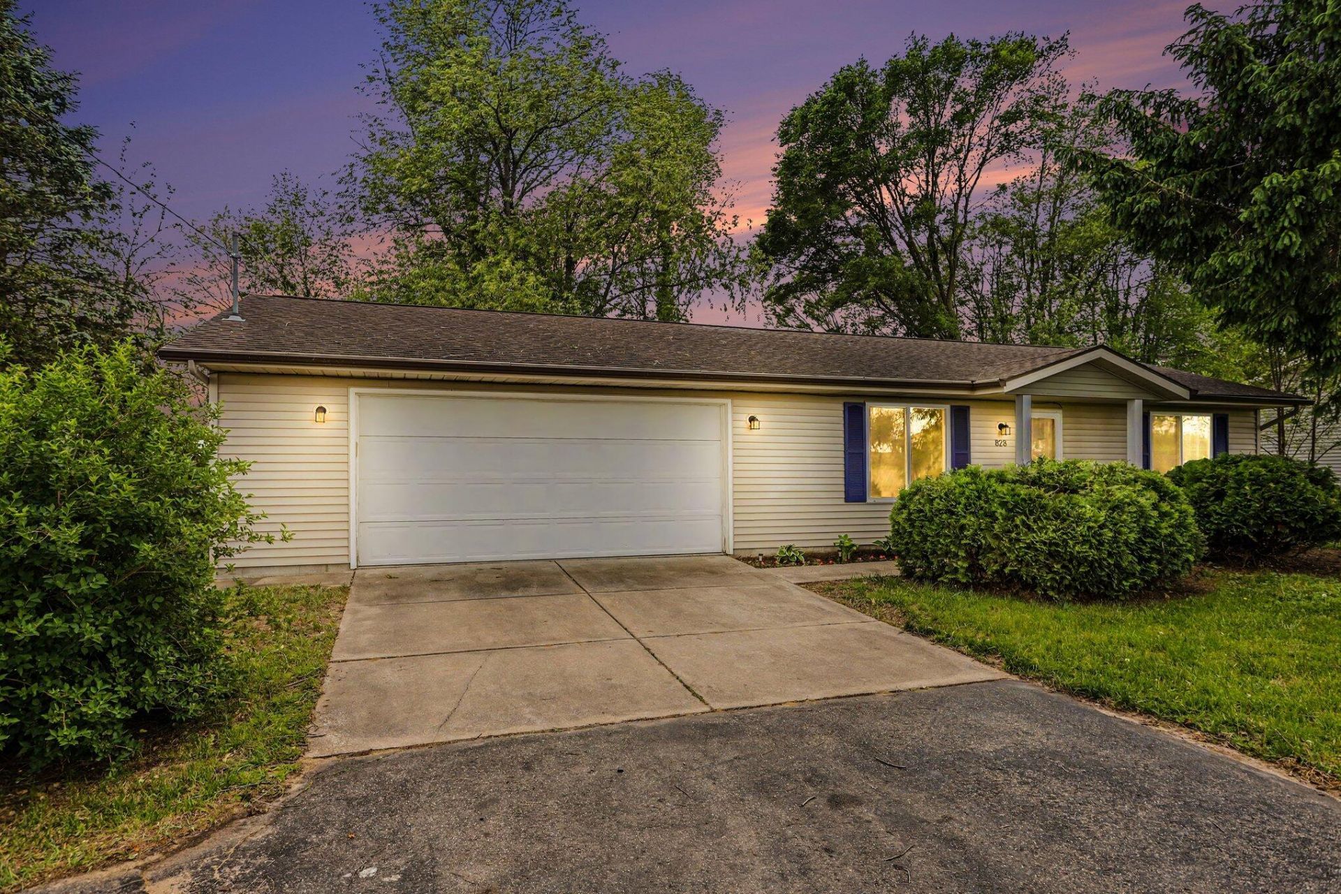 828 106th Avenue, Plainwell, MI 49080 Main Photo