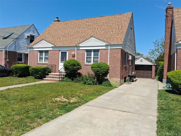 76-37 271st Street , New Hyde Park, NY 11040