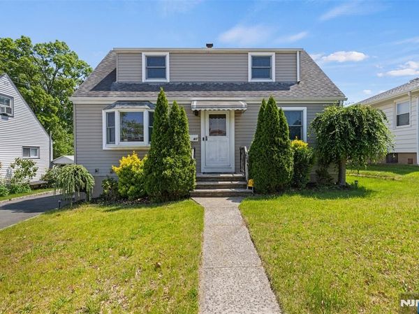 60 16th Avenue, ELMWOOD PARK, NJ 07407
