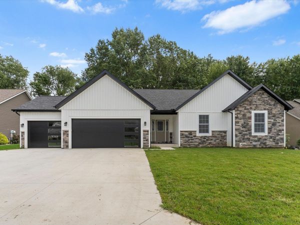 53784 Terre Verde Hills Court, South Bend, IN 46628