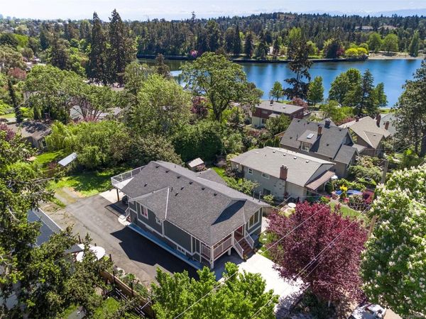 2855 Inez Dr , Saanich, BC V9A 2J2