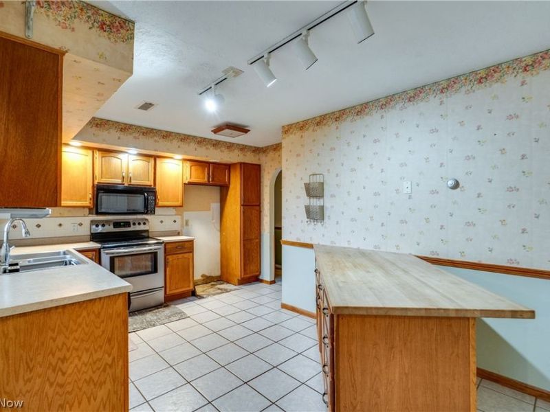 3660 Logan Circle , Akron, OH 44319 Photo 5