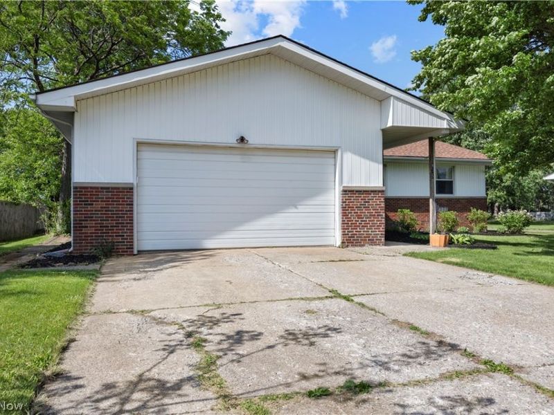 835 Columbia Drive , Amherst, OH 44001 Photo 3
